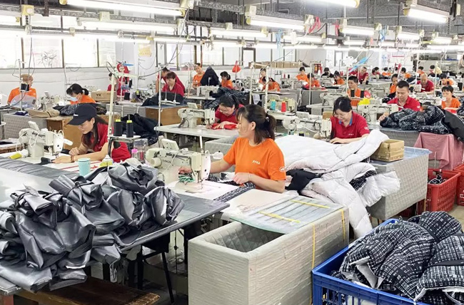 Custom Outdoor Jacket Manufacturer: How to Choose the Right OEM Partner