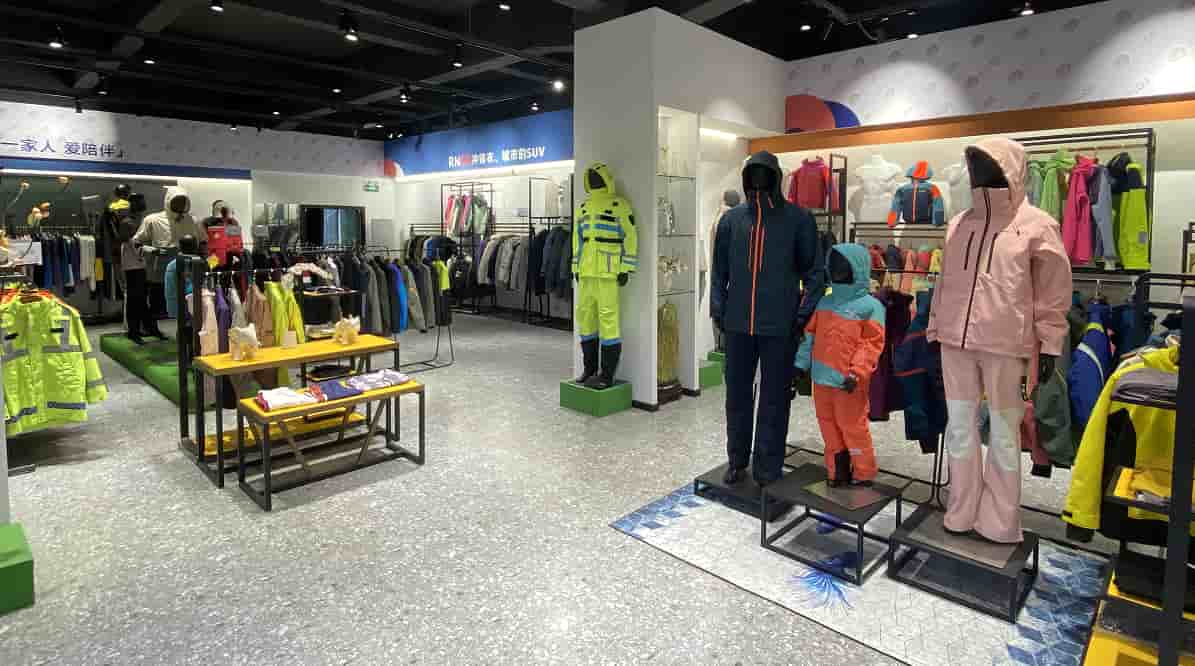 Factory Production Capacity Showroom Factory showroom display for all types of custom technical outdoor jackets