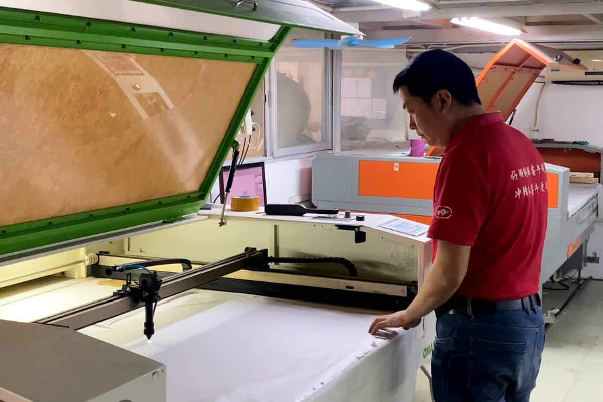 CNC high precision fabric laser cutting machine panel alignment inside clothing factory in China