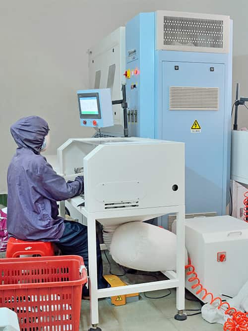 Down jacket filling and construction control during OEM production