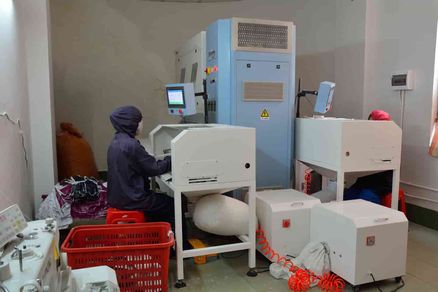 Down filling and weighing process at RUINIU's Foshan factory for custom down jackets